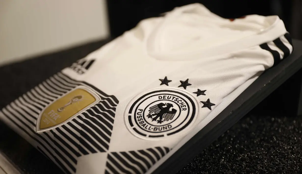 Jersey terbaru Timnas Jerman untuk Piala Dunia 2018 di Rusia saat diperkenalkan di Berlin (7/11). Desain jersey utama tim Der Panzer ini masih diproduksi Adidas dengan warna dominan putih dipadu gradasi hitam di bagian dada. (AFP Photo/Ganjil Andersen)