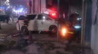 Toyota Alphard terbakar di seberang Lindeteves Trade Center (LTC) Glodok, Jakarta Barat (TMC Polda Metro)