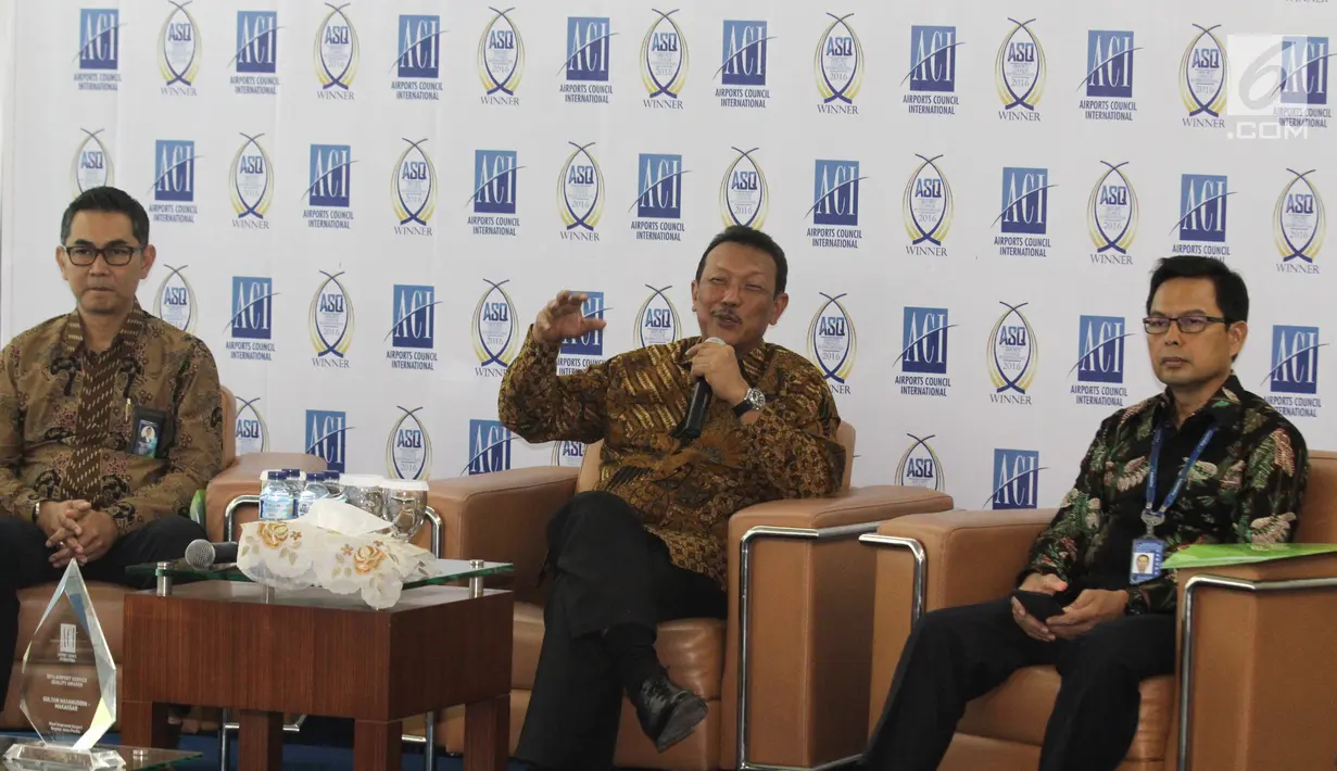 Dirut PT Angkasa Pura l Danang S Baskoro (tengah) memberi keterangan usai mengumumkan penghargaan Airport Service Quality 2016, di Jakarta (24/10). Penghargaan ini merupakan pertama kalinya didapatkan oleh Angkasa Pura I. (Liputan6.com/Pool)