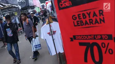 Pengunjung berjalan di antara stand-stand yang menjual pakaian khas anak muda pada gelaran JakCloth di halaman Istora Senayan, Jakarta, Senin (4/6). JakCloth berlangsung hingga 10 Juni 2018. (Liputan6.com/Helmi Fithriansyah)