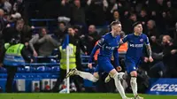 Gelandang Chelsea, Cole Palmer, merayakan gol yang dicetaknya ke gawang Manchester United (MU) dalam laga pekan ke-31 Premier League di Stamford Bridge, Jumat (5/4/2024) dini hari WIB. Pertandingan ini berakhir 4-3 untuk keunggulan Chelsea. (Glyn KIRK / AFP)
