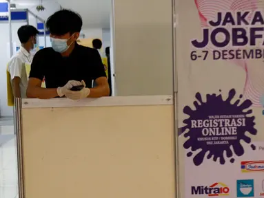 Seorang pria berjaga di salah satu stan perusahaan pada acara "Jakarta Job Fair" di Ratu Plaza, Jakarta, Senin (6/12/2021). Jakarta Job Fair tersebut di lima wilayah kota adminitrasi di Provinsi DKI Jakarta dari 6 hingga 14 Desember 2021. (Liputan6.com/Johan Tallo)