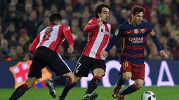 Aksi Lionel Messi melewati hadangan pemain Athletic Bilbao dalam pertandingan leg kedua perempat final Copa del Rey di Stadion Camp Nou, Barcelona, Kamis (28/1/2016) dini hari WIB. (AFP/Lluis Gene)