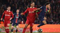 Bek Liverpool asal Belanda Virgil van Dijk (tengah) dan bek Paris Saint-Germain asal Brasil Marquinhos (kanan) berebut bola selama pertandingan leg pertama babak 16 besar Liga Champions UEFA antara Paris Saint-Germain (Prancis) dan Liverpool (Inggris) di stadion Parc des Princes di Paris pada tanggal 5 Maret 2025.FRANCK FIFE / AFP