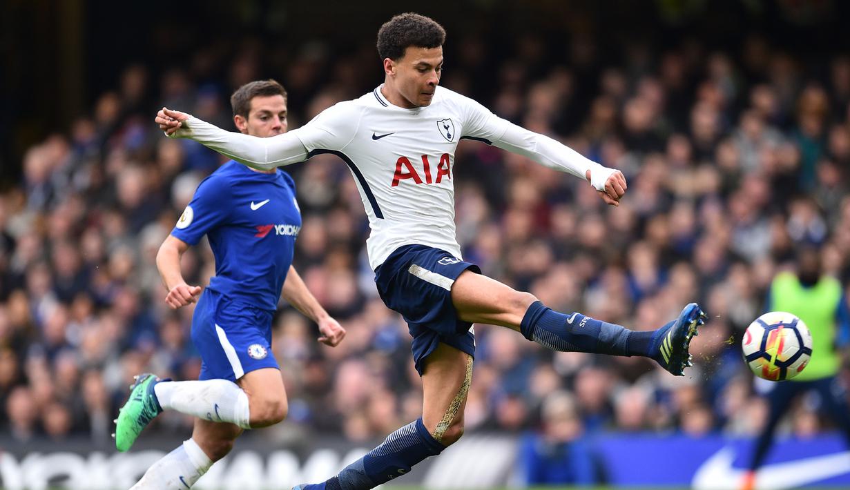 Gelandang Tottenham, Dele Alli, melepaskan tendangan ke gawang Chelsea pada laga Premier League di Stadion Stamford Bridge, London, Minggu (1/4/2018). Chelsea kalah 1-3 dari Tottenham. (AFP/Glyn Kirk)