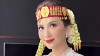 Sementara itu, Hair do ditata oleh Woko. Seperti pengantin perempuan Batak lainnya, Jessica mengenakan hiasan kepala bernama sortali. Ikat kepala ini memiliki dasar merah dengan beberapa garis berwarna emas. Ditambah dengan ronce melati dan bunga mawar putih. Credit: Instagram (@marlenehariman)