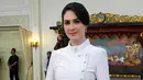 <p>Kebaya berkerah tinggi ini dipadukan inner putih. Untuk bawahan, ia memilih mengenakan kain batik coklat. [@arumibachsin_94]</p>