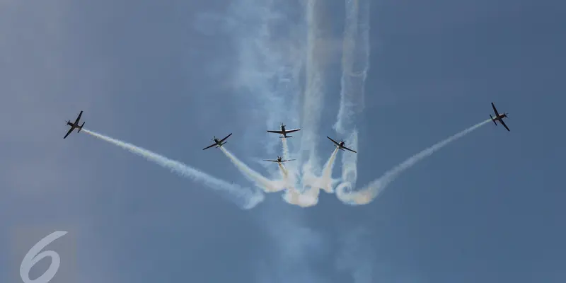 Aksi Aerobatik Udara Jupiter Aerobatic Team Meriahkan HUT TNI AU ke-71