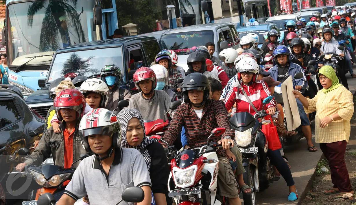 Kendaraan terjebak kemacetan di akses jalan menuju pintu masuk Kebun Binatang Ragunan, Jakarta, Jumat (1/1). Kemacetan tersebut disebabkan oleh tingginya antusiasme warga yang ingin berlibur di kawasan Ragunan. (Liputan6.com/Immanuel Antonius)