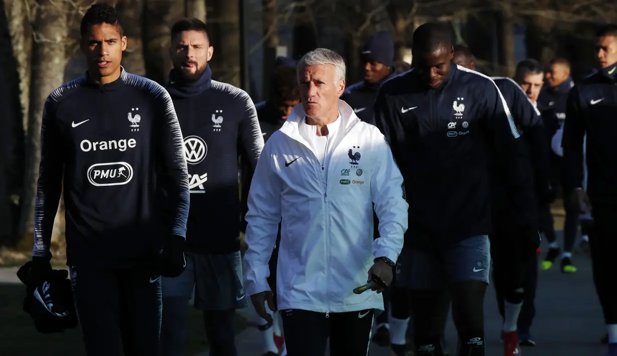 Pelatih Prancis, Didier Deschamps, saat sesi latihan jelang laga kualifikasi Piala Eropa 2020 di Clairefontaine, Paris, Rabu (20/3). Prancis akan berhadapan dengan Moldova. (AP/Christophe Ena)