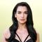 Penampilan Dua Lipa, penyanyi sekaligus penulis lagu asal Inggris saat berpose setibanya untuk peragaan busana Versace Fall/Winter 2023 di Pacific Design Center, West Hollywood, California, Amerika Serikat, 9 Maret 2023. Dua Lipa memilih riasan sederhana untuk mempercantik penampilannya. (Jon Kopaloff/Getty Images/AFP)
