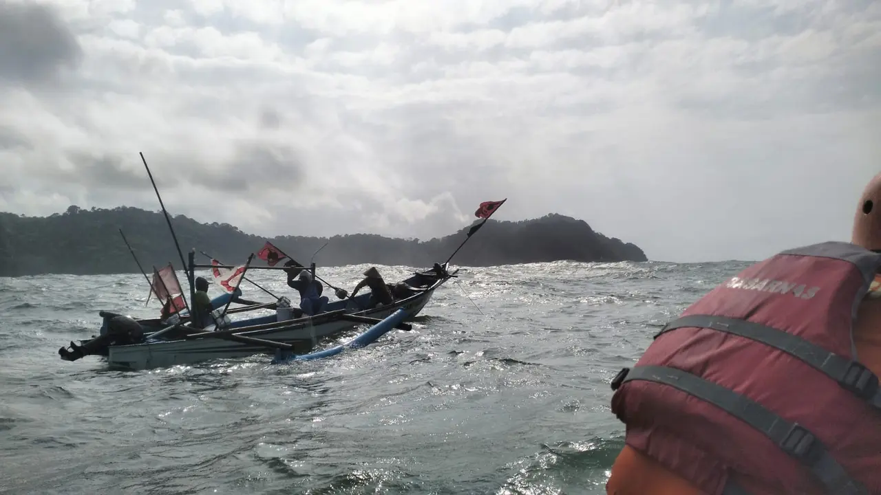Operasi pencarian perahu hilang di perairan Nusakambangan, Cilacap, Jawa Tengah. (Foto: Liputan6.com/Basarnas)