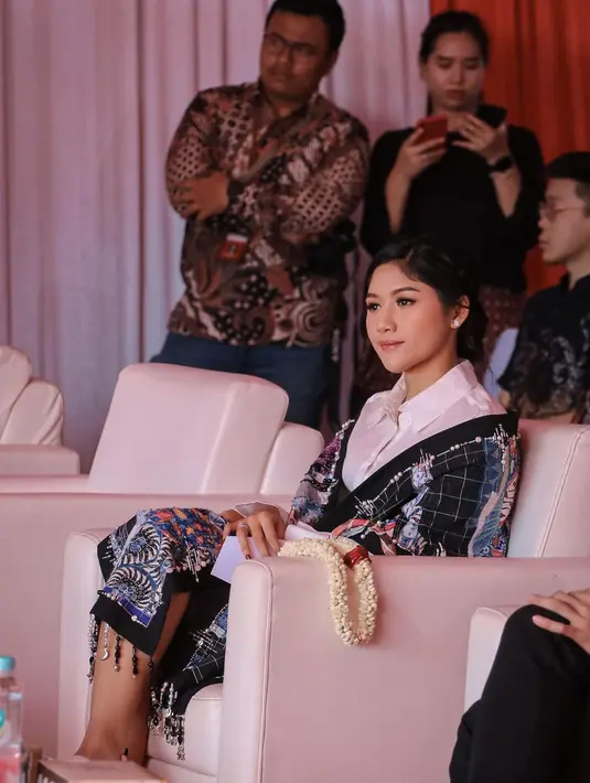 Lihat elegannya gaya Erina Gudono mendampingi suami bertugas. Ia memadukan kemeja lengan panjang berwarna putih dengan rok batik dan corset batik di bagian pinggang yang serasi dengan outer yang dikenakannya. [Foto: Instagram/erinagudono]