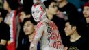 Potret suporter saat memberikan dukungan kepada Timnas Indonesia U-19 yang bertanding melawan Myanmar pada laga Piala AFF U-19 2022 di Stadion Patriot Candrabhaga, Bekasi, Minggu (10/7/2022). (Bola.com/M Iqbal Ichsan)