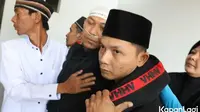 Potret Lemas Suami Mpok Alpa, Jalan Harus Dipapah dengan Selang Oksigen Terpasang di Hidung