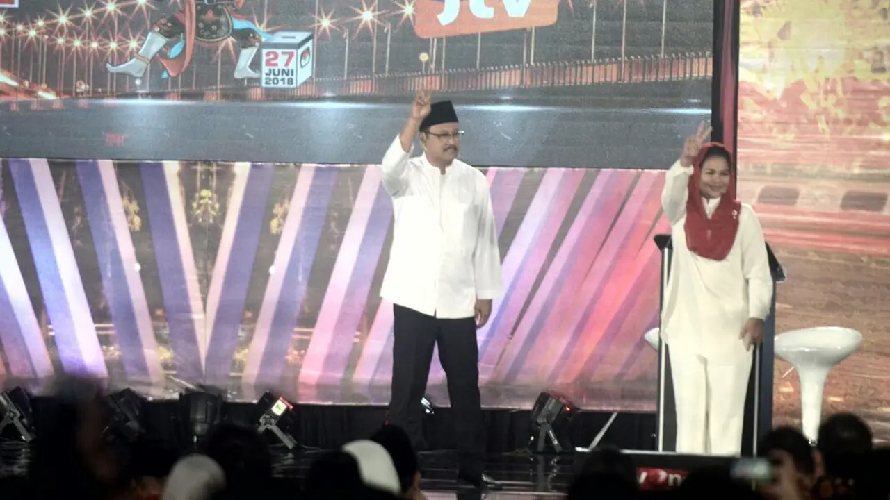 Calon Gubernur Jawa Timur Saifullah Yusuf dan Calon Wakil Gubernur Puti Guntur Soekarno mengangkat isu pendidikan gratis SMA/SMK Negeri.