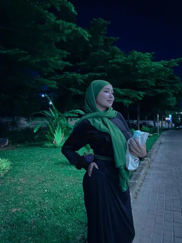 6 Potret Cupi Cupita Tampil Berhijab Jalani Ramadhan Bareng Suami, Tepis Isu Cerai
