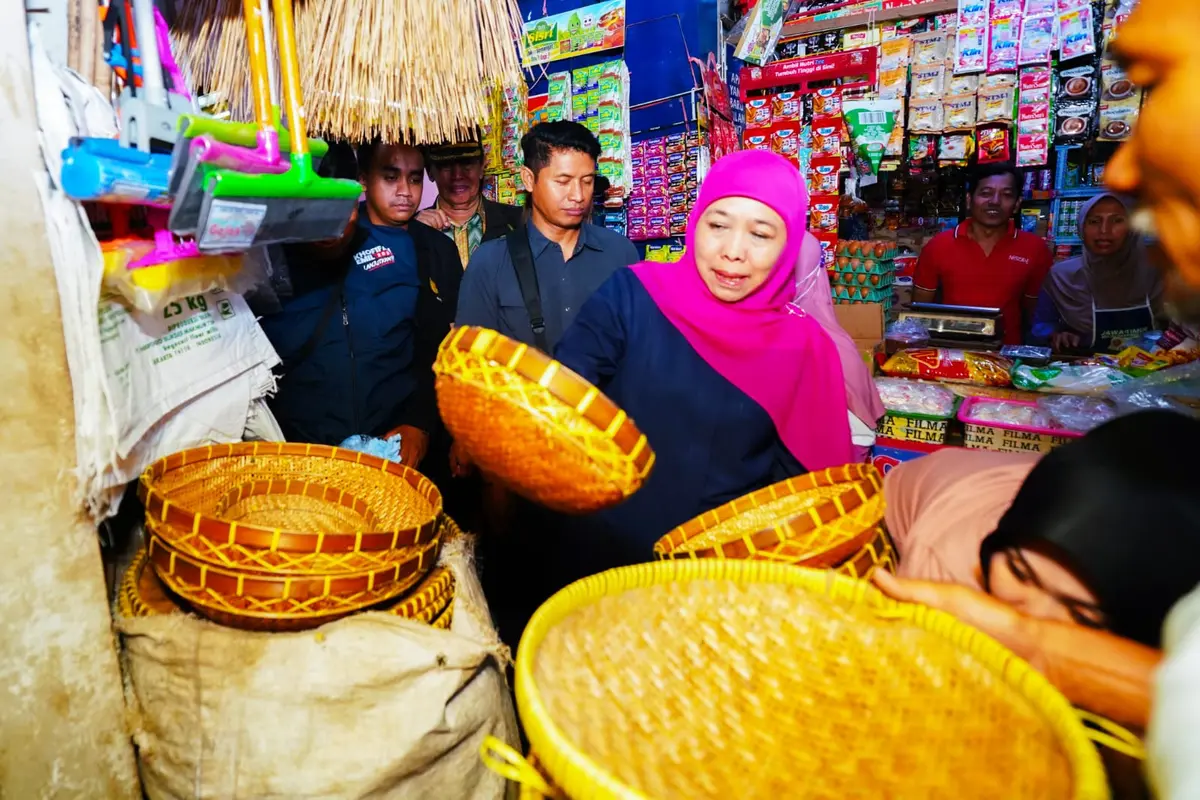 Cagub Jatim Khofifah Indar Parawansa di Pasar Pahing, Surabaya, Jatim. (Foto: Liputan6.com/Dian Kurniawan)
