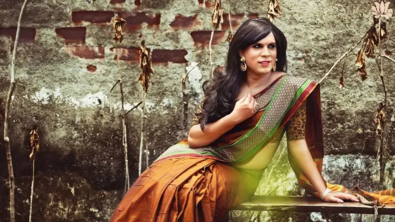 Menggunakan Sari, Model Transgender di India Mencuri Perhatian