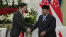 Presiden Prabowo Subianto berjabat tangan dengan Perdana Menteri Singapura Lawrence Wong saat kunjungan resmi untuk menghadiri Leaders Retreat di Istana Merdeka, Jakarta, Senin (6/7/2026). (AP Photo/Achmad Ibrahim)