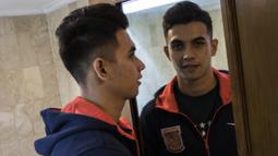 Kiper Borneo FC, Nadeo Argawinata, berpose saat berada di Hotel Sultan, Jakarta, Rabu (18/4/2018). Pemuda 21 tahun ini merupakan penjaga gawang kedua dari Borneo FC. (Bola.com/Vitalis Yogi Trisna)