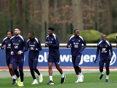Para pemain Prancis berlari saat sesi latihan sebagai bagian dari persiapan tim untuk pertandingan sepak bola persahabatan di Clairefontaine-en-Yvelines pada 18 Maret 2024. (FRANCK FIFE/AFP)