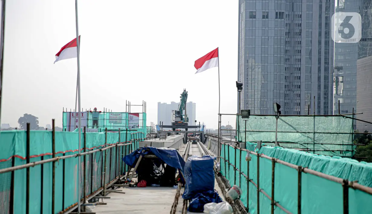 Suasana perlintasan LRT di jembatan bentang panjang Dukuh Atas, Jakarta, Rabu (11/11/2020). Jembatan bentang panjang yang hari ini melakukan pengecoran terakhir panjangnya 128 meter. pekerjaan ini menandai selesainya pengerjaan lintasan atas LRT Jabodebek tahap I. (Liputan6.com/Faizal Fanani)