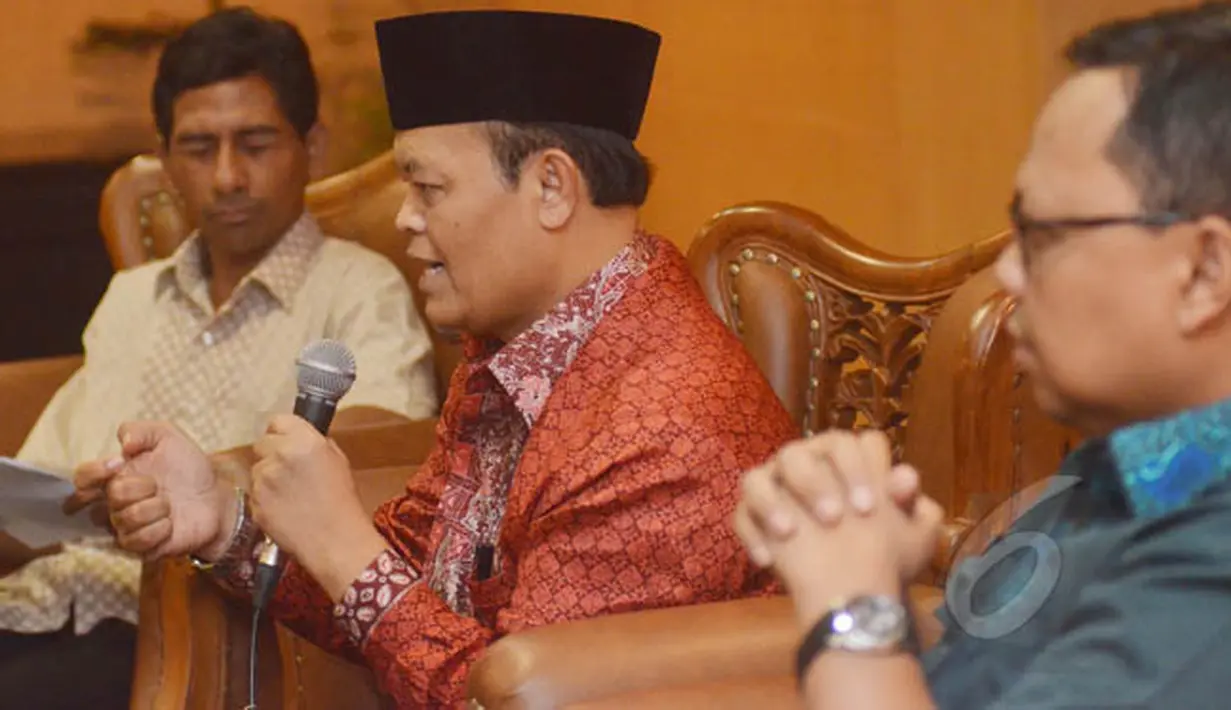 Wakil Ketua MPR Hidayat Nur Wahid (kiri) saat menjadi pembicara pada dialog Pilar Negara yang bertema "Urgensi Pembentukan Lembaga Pengkajian" di Ruang Presentasi Perpustakaan MPR, Jakarta, Kamis (12/2). (Liputan6.com/Andrian M Tunay)