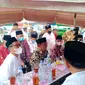 Gubernur Jawa Barat Ridwan Kamil makan sate di kompleks Pasarean Mbah Kholil Bangkalan bersama Bupati Bangkalan R. Abdul Latif.