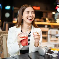 ilustrasi perempuan tertawa/GBJSTOCK/Shutterstock