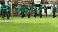 Para pemain Timnas Indonesia U-19 berlari ringan saat latihan di Stadion Padomar, Yangon, Sabtu (9/9/2017). Pada laga Piala AFF U-18 selanjutnya Timnas U-19 akan melawan Vietnam U-19. (Liputan6.com/Yoppy Renato)