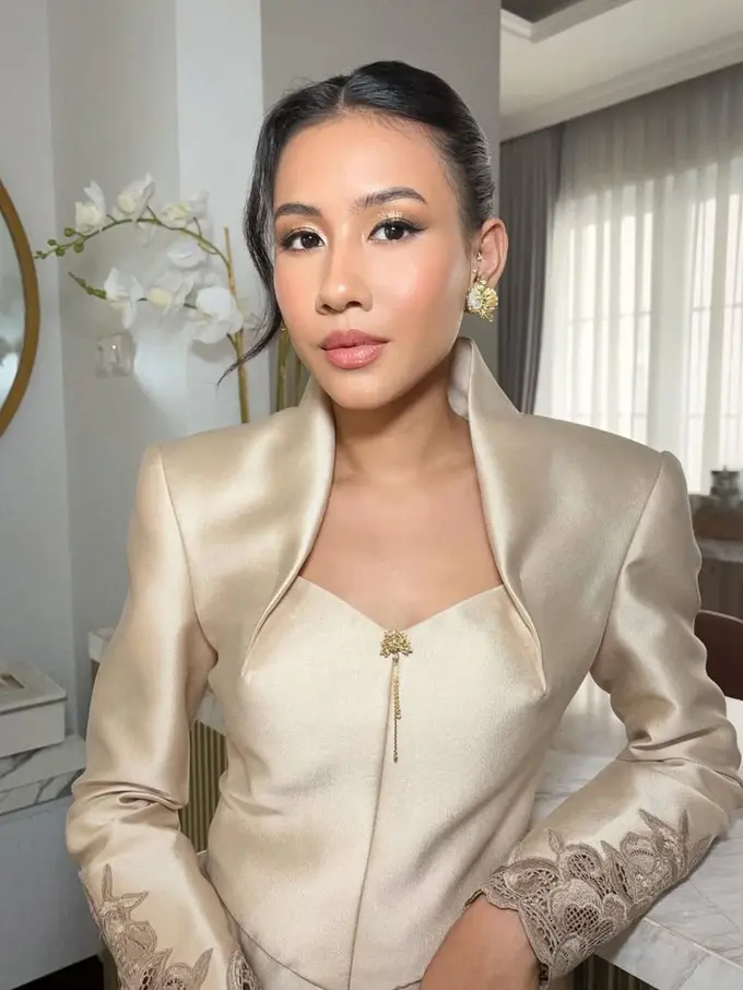 Pesona Shenina Cinnamon dengan Riasan Natural Flawless dan Nuansa Emas, Istri Angga Yunanda Makin Memukau