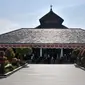 Suasana Masjid Agung Demak di Bintoro, Demak, Jawa Tengah, pada akhir Maret lalu. Masjid Agung Demak merupakan masjid kuno yang dibangun oleh Raden Patah dari Kerajaan Demak dibantu para Walisongo pada abad ke-15 Masehi. (merdeka.com/Iqbal S. Nugroho)