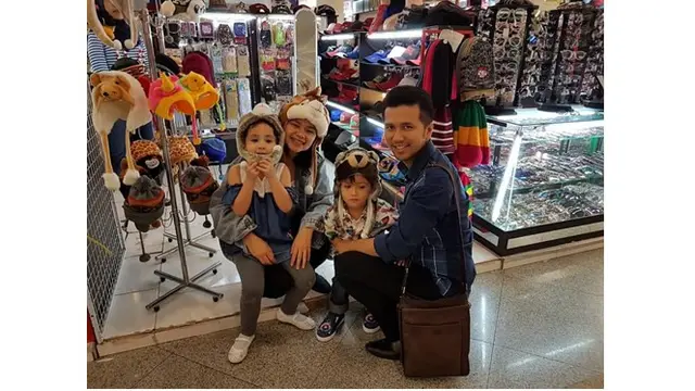 Potret Emil Dardak mengasuh kedua anaknya saat istri sibuk kegiatan.