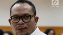 Menteri Ketenagakerjaan Hanif Dhakiri saat mengikuti rapat kerja dengan Tim Pengawas TKI di Senayan, Jakarta, Rabu (21/3). Timwas mendorong pemerintah segera mencari solusi terkait nasib TKI menyusul kejadian Zaini Misrin. (Liputan6.com/JohanTallo)
