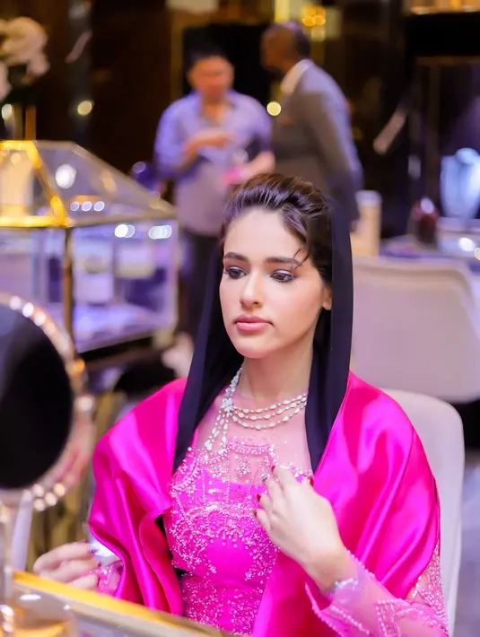 Putri Bahrain ini pun memilih perhiasan yang ia suka. Kepada media, ia mengatakan menyukai perhiasan yang elegan dan mewah namun tidak terlihat besar. Credit: Passion Prive