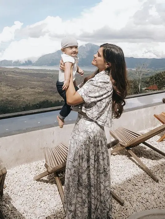 Berlibur ke Bali, Audi Marrisa pun tampak mengenakan one set kemeja crop top dan long skirt dengan motif dan warna yang sama. Dengan rambut cokelat terurainya. @ audimarissa