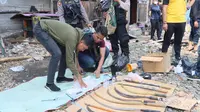 Polisi menemukan sejumlah senjata tajam saat menggerebek Kampung Bahari, Tanjung Priok, Jakarta Utara. Polisi juga membongkar gubuk liar yang diduga dijadikan tempat transaksi narkoba. (Foto: Istimewa)