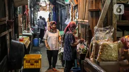 Aktivitas pedagang dan konsumen di Pasar Tradisonal Cempaka Putih, Jakarta, Kamis (11/6/2020). Pengelola pasar tradisional diwajibkan melaksanakan protokol kesehatan salah satunya dengan pembatasan jumlah konsumen hanya 50 persen kapasitas. (Liputan6.com/Faizal Fanani)