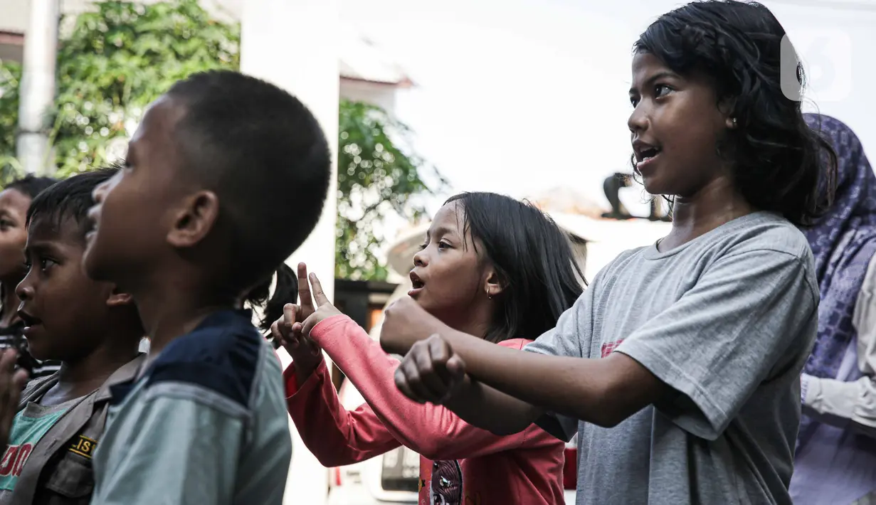 Badan Penanggulangan Bencana Daerah (BPBD) Provinsi DKI Jakarta memberikan bantuan layanan dukungan psikososial kepada anak-anak anak penyintas kebakaran Manggarai di Jalan Manggarai Utara 2, RT 01/01, Kelurahan Manggarai, Tebet, Minggu (17/12/2023). (Liputan6.com/Faizal Fanani)