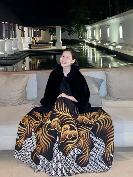 Anggun pakai batik, penyanyi yang dikenal sebagai Duta Lagu Kebangsaan Indonesia ini semakin pancarkan pesonanya. Punya wajah cantik dan kalem, pelantun lagu Rela ini banjir pujian. Bahkan dalam keterangan salah satu unggahannya, Shanna Shannon pernah menuliskan jika ia mencintai batik dan suka mengenakan batik. (Liputan6.com/IG/@shannashannonsiswanto)