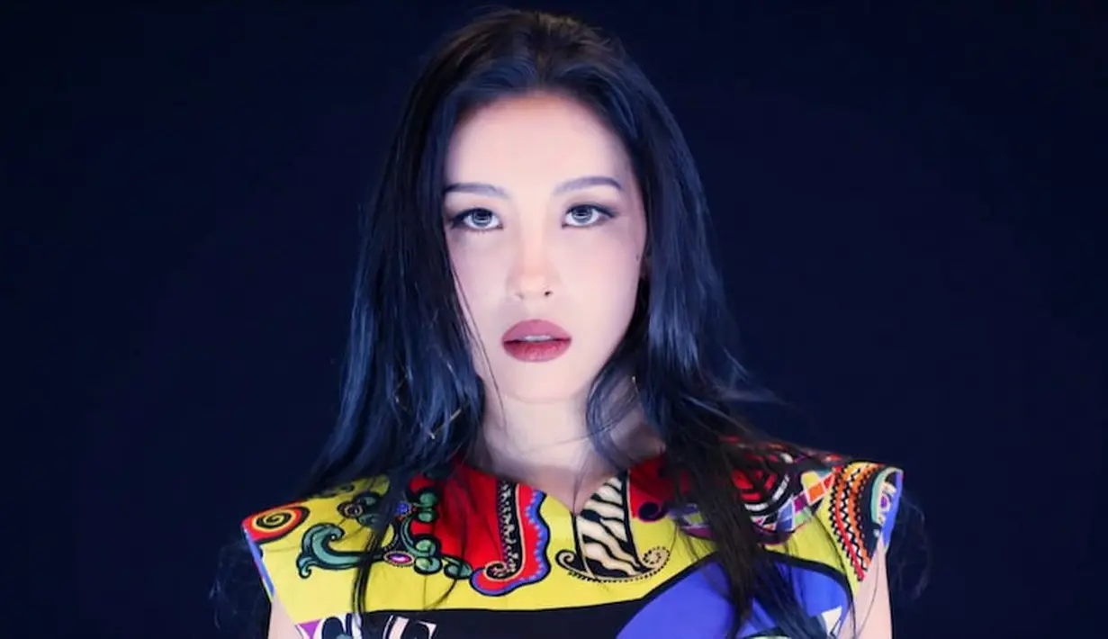 Seperti yang dilansir dari Soompi, Seulgi diminta untuk menjawab pertanyaan mengenai Sunmi. Seulgi pun berhasil menjawab tangga ulang tahun dari Sunmi. (Foto: soompi.com)