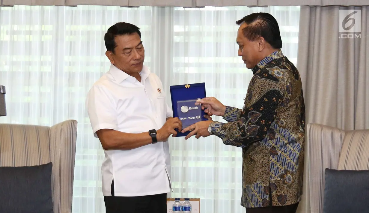 Direktur Utama Indosiar, Imam Sudjarwo (kanan) memberikan cendera mata kepada Kepala Staf Kepresidenan Jenderal (Purn) Moeldoko saat melakukan audensi di komplek Istana, Jakarta, Kamis (22/3). (Liputan6.com/Angga Yuniar)
