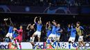 Para pemain Napoli merayakan kemenangan melawan Ajax pada pertandingan lanjutan grup A Liga Champions di stadion Diego Armando Maradona di Naples, Italia, Rabu, 12 Oktober 2022. Dengan kemenangan ini, Napoli berhasil lolos ke babak 16 besar Liga Champions. (AFP/Filippo Monteforte)