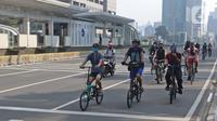 Warga berolahraga menggunakan sepeda di Bunderan HI Jakarta, Minggu (7/6/2020). Hari Bebas Kendaraan Bermotor (HBKB) masih belom diberlakukan, sampai dengan waktu yang belum ditentukan. (Liputan6.com/Herman Zakharia)