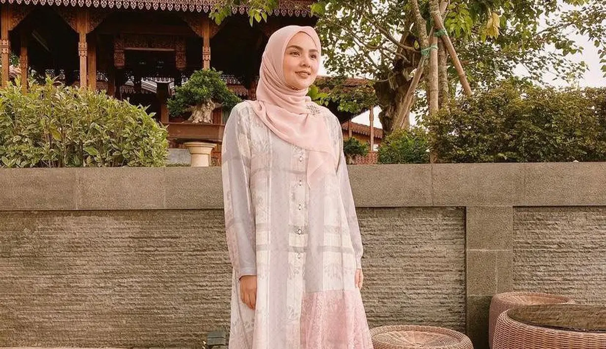 Cocok untuk di segala acara, coba tiru gaya Ria Miranda satu ini. padukan tunik bermotif dengan rok plisket warna pink yang lebih gelap dari pada hijab. Kece maksimal ! (Instagram/riamiranda).