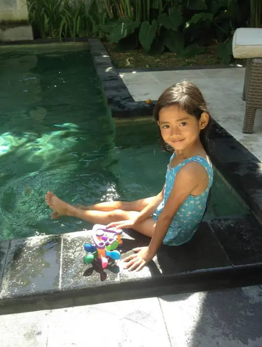 Lucunya Angeline saat bermain di kolam. Tak ada yang menyangka, bocah lucu dan cantik ini harus meninggal dengan cara yang tragis. (Facebook.com/Find Angeline - Bali's Missing Child)