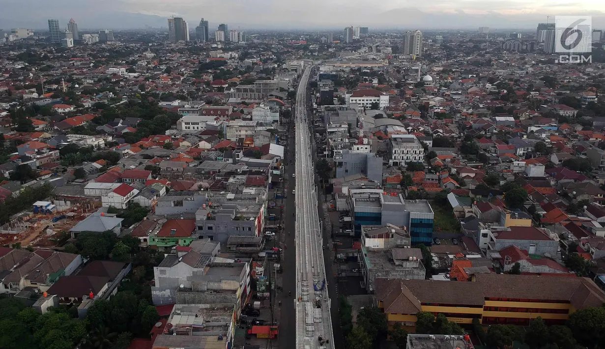 Foto aerial pembangunan jalur layang MRT di kawasan Fatmawati, Jakarta, Kamis (4/1). Progres pembangunan konstruksi moda transportasi massal MRT fase I rute Lebak Bulus-Bundaran HI mencapai 90,14% hingga bulan Desember 2017. (Liputan6.com/Arya Manggala)