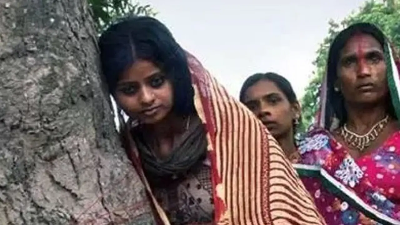 Karena Adat, Wanita Ini Dipaksa Nikahi Pohon Mangga