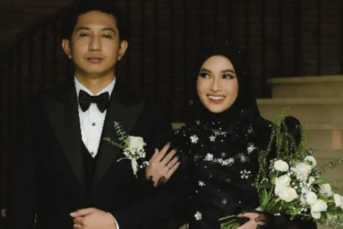 Feby Putri Kenakan Gaun Hitam Dipadukan Boots saat Resepsi Pernikahan. [@ariefmotret_]